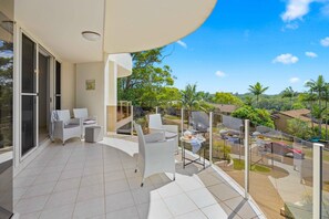 Outdoor dining - Paradise View - coastal townhouse Bonny Hills (Bonny Hills)