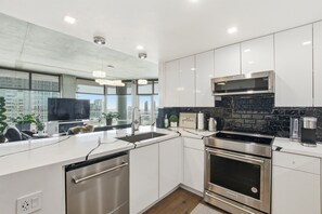 ثلاجة، ميكروويف، فرن، موقد طهي مسطح