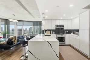 ثلاجة، ميكروويف، فرن، موقد طهي مسطح