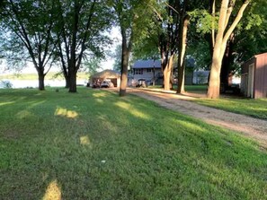 Property grounds - Fall Colors! Lux Riverfront, Hot Tub, In & Outdoor Fireplace & Best place in QC. (Bettendorf)