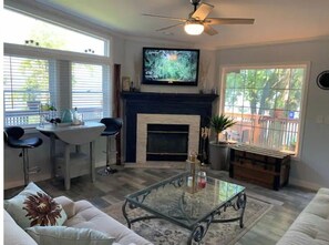 Smart-TV, Kamin, Videospiele, DVD-Player