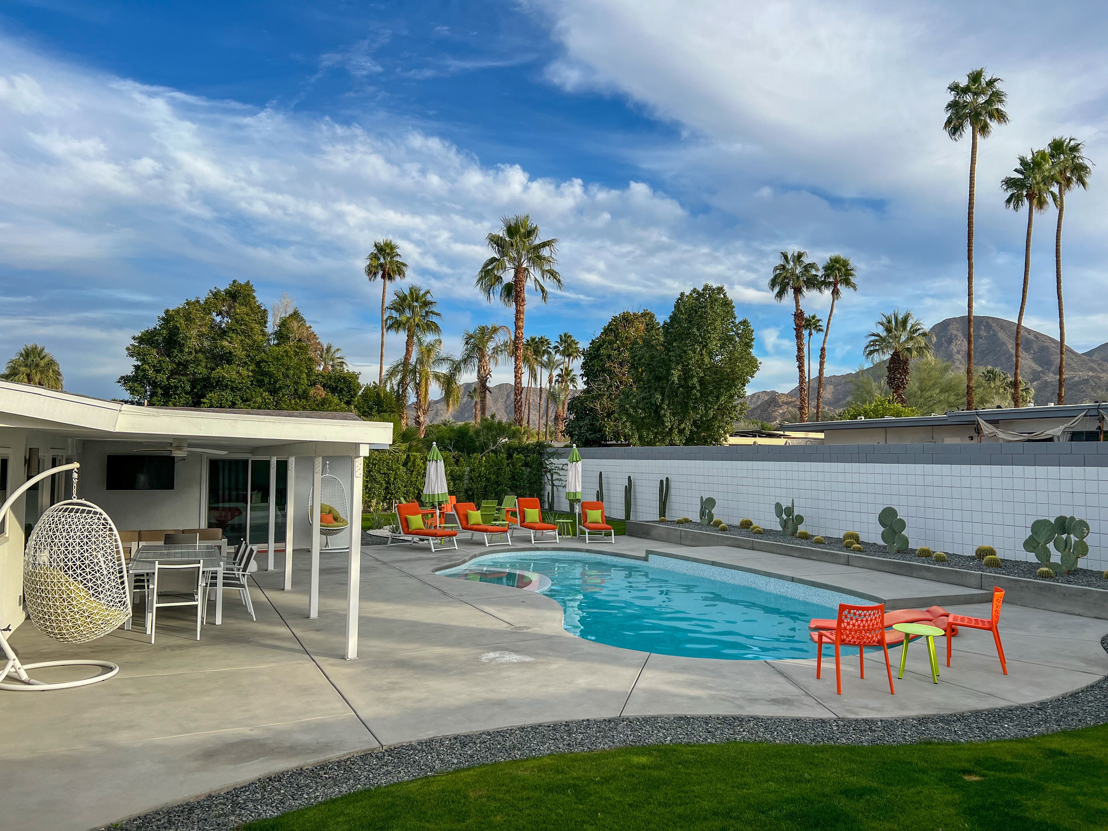 Near downtown and El Paseo. Saltwater Pool/Spa, Fire Pit, Bocce Ball, Corn Hole!
