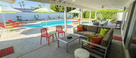 Een buitenzwembad, een verwarmd zwembad