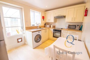 Fridge, microwave, oven, stovetop - Pittlesden Cottage – Ideal Location - Tenterden (Kent)