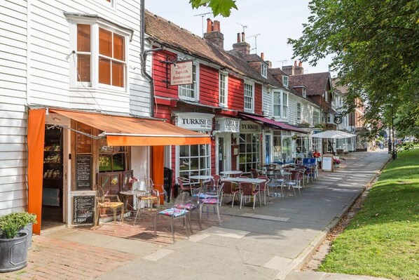 Outdoor dining - Pittlesden Cottage – Ideal Location - Tenterden (Kent)