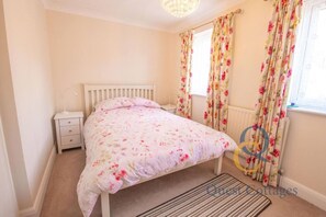 2 bedrooms, iron/ironing board, travel cot, free WiFi