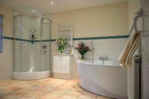 Towels - The Highlands – Jacuzzi Bath – Tennis Courts – Iden Near Rye (Iden)