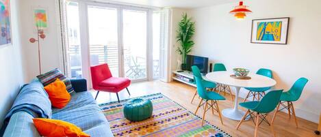 Smart-tv, bordtennisbord, bøger