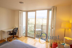 3 室のベッドルーム、WiFi (無料)、ベッドシーツ