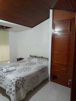 3 bedrooms, in-room safe, desk, free WiFi