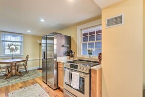 Refrigerador, microondas, placa de cocina, lavavajillas