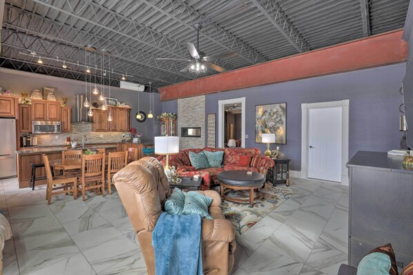 Fernseher, Kamin, Bücher