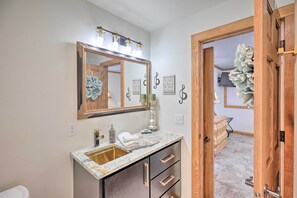 Kostenlose Toilettenartikel, Haartrockner, Handtücher