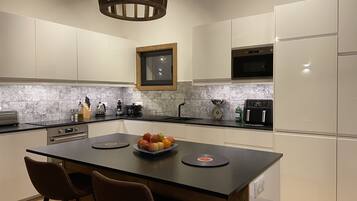 Een koelkast, een microgolfoven, een oven, een kookplaat