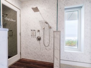 Douche, sèche-cheveux, bidet, serviettes fournies