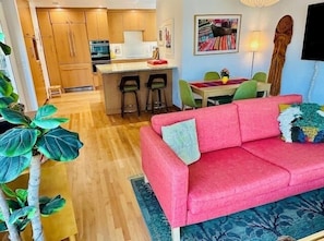 Smart TV, fireplace, books - Beat The Heat/Walk To Beach/AC/Hot Tub/Parking/Great Family Home (San Diego)