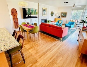 Smart TV, fireplace, books - Beat The Heat/Walk To Beach/AC/Hot Tub/Parking/Great Family Home (San Diego)
