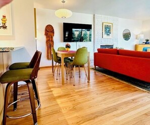 Smart TV, fireplace, books - Open Summer 2026/AC/Hot Tub/WALK To Beach (San Diego)