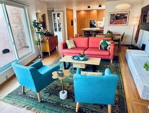 Smart TV, chimenea, libros