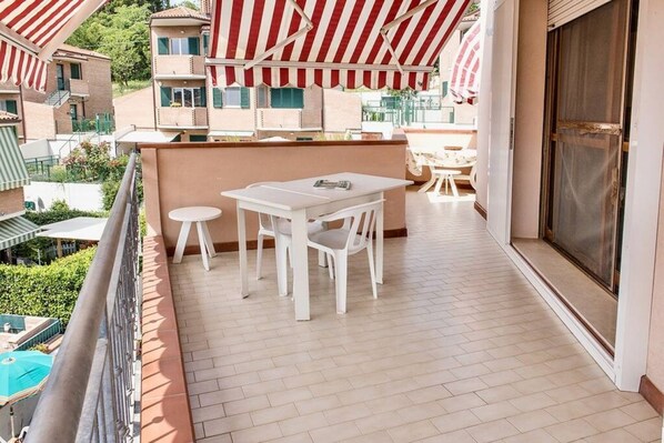 Outdoor dining - S273 - Sirolo, comfortable three-room apartment with air conditioning (Sirolo)