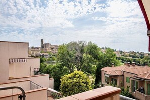 A balcony with a view of a town, including buildings and trees. - S273 - Sirolo, comfortable three-room apartment with air conditioning (Sirolo)