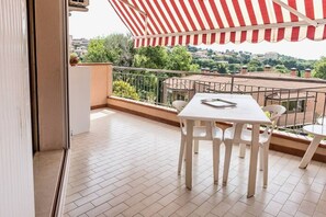 Outdoor dining - S273 - Sirolo, comfortable three-room apartment with air conditioning (Sirolo)
