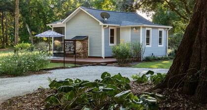 Grand Oaks Cottage: Ideal Location!