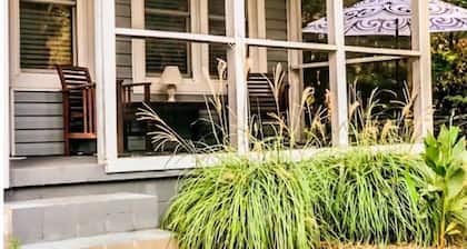 Grand Oaks Cottage: Ideal Location!