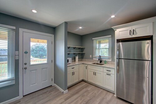 Cozy 1 BRM+ in newly built house right on the canal.