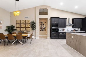 Dining - modern, spacious villa, with HEATED POOL!!l- 5 min from farmer stadium (Avondale)