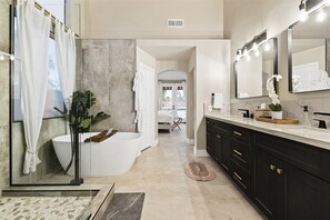 Bathroom - modern, spacious villa, with HEATED POOL!!l- 5 min from farmer stadium (Avondale)