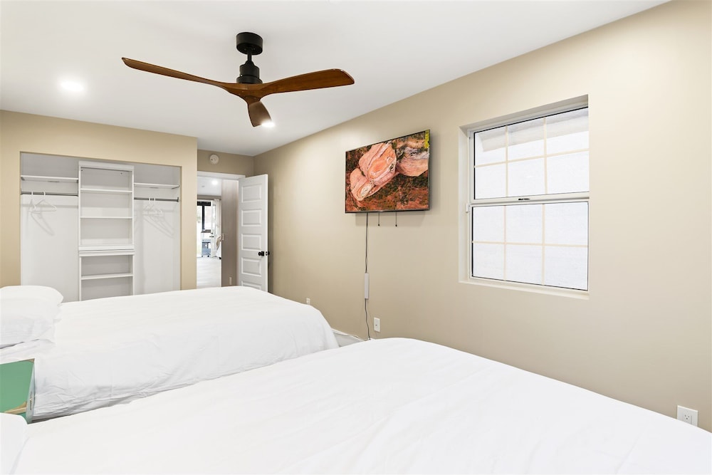 modern, spacious villa, with HEATED POOL!!l 5 min from farmer stadium Avondale Vrbo