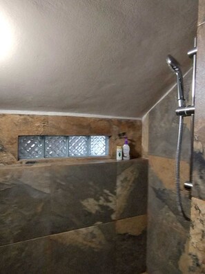 Shower, hair dryer, towels, soap - Charming villa in Tulum, near the Tulum Ruins. (Tulum)