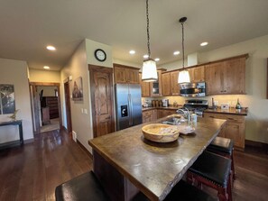 Fridge, microwave, oven, stovetop - Lakeview Getaway-Walk To Downtown Bigfork, Rated #1 Lake town in USA (Bigfork)