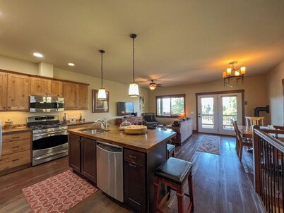 Lakeview Getaway-Walk To Downtown Bigfork, Rated #1 Lake town in USA