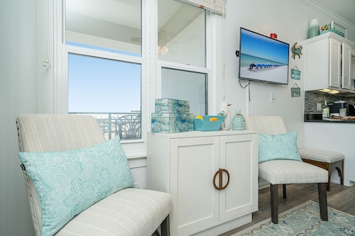 Double size Balcony, Free Bikes,30 A between Aly’s & Rosemary, pool & hot tub.
