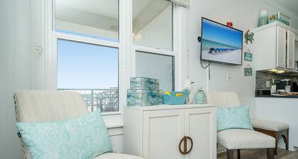 Double size Balcony, Free Bikes,30 A between Aly’s & Rosemary, pool & hot tub.