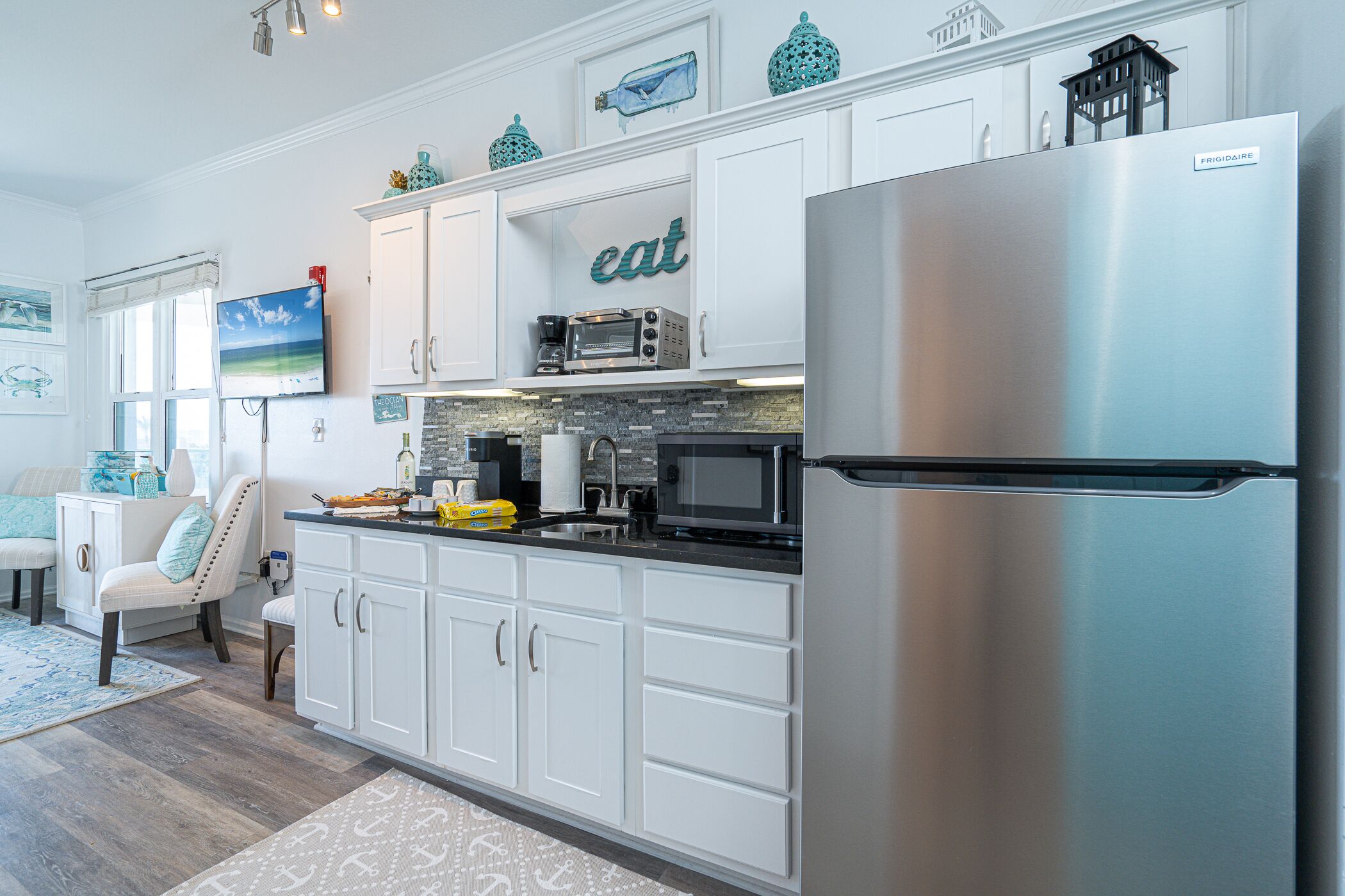 Kühlschrank, Mikrowelle, Ofen, Wasserkocher mit Kaffee-/Teezubehör