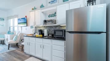 Kühlschrank, Mikrowelle, Ofen, Wasserkocher mit Kaffee-/Teezubehör