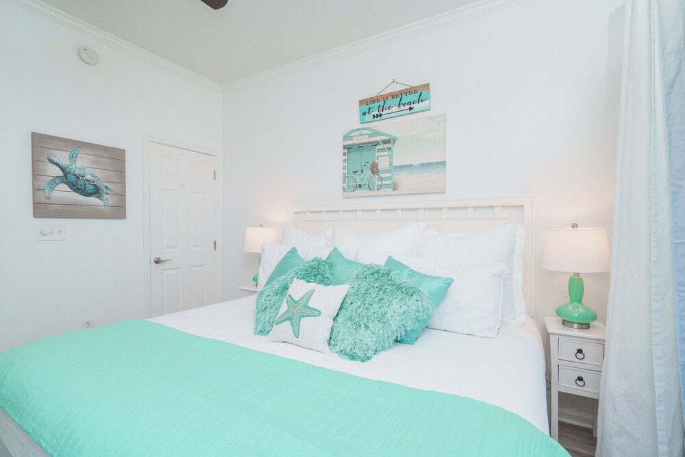 2 Free Bikes 30 A between Aly’s & Rosemary Double size Balcony, hot tub