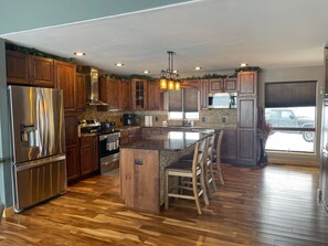 Fridge, microwave, oven, stovetop - SD Country Living at its BEST!  (Webster)