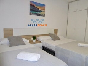3 bedrooms, iron/ironing board, free Internet, bed sheets - APARTBEACH SALOU BEACH 742 (Salou)
