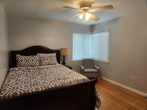 2 dormitorios, escritorio, tabla de planchar con plancha y wifi