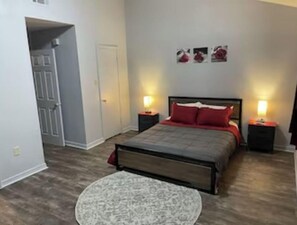 2 soverom, safe på rommet, strykejern/-brett og wi-fi (inkludert)