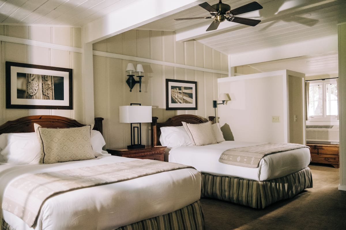Phòng Deluxe, 2 giường cỡ queen | Bộ đồ giường cao cấp, nệm có lớp đệm bông, két bảo mật tại phòng