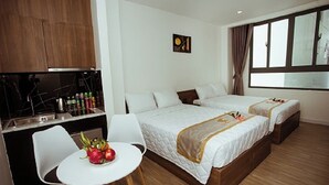 Ein Hotelzimmer mit einem Bett, Nachttischen, einem kleinen Schreibtisch, einem Stuhl und einem Fenster.