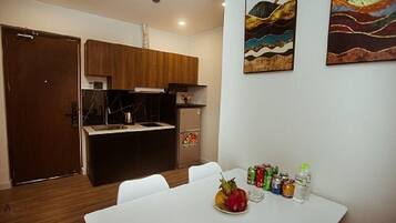 Minibar y escritorio