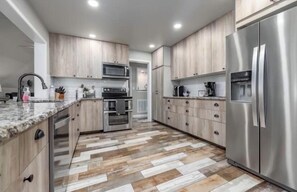 Refrigerador, microondas, horno y parrilla de estufa 