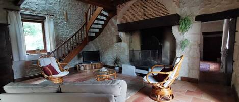 Una televisión, una chimenea