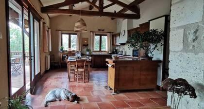 Maison de charme en pierre avec terrasse surplombant la riviĂšre